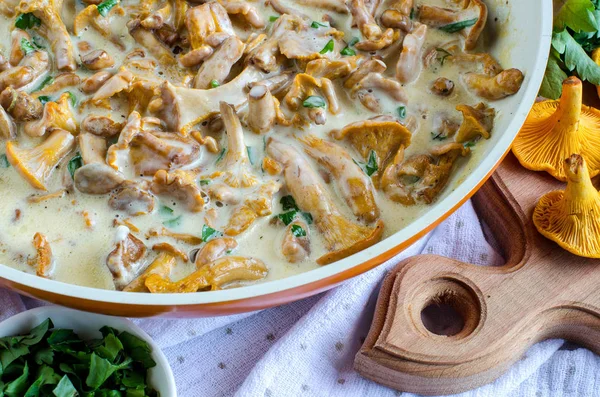 Cantharellus cibarius mantar beyaz sos tava Sote