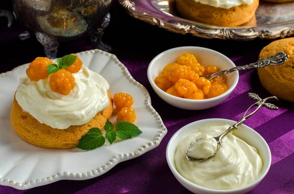 Tatlı krema ve çilek cloudberries ile. Vintage tarzı.