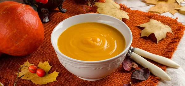 Balkabağı çorbası. Sonbahar natürmort.