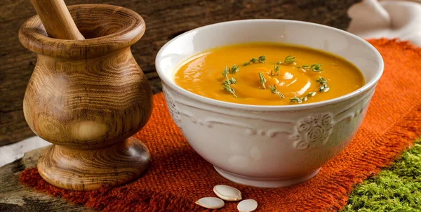 Гарбузовий суп і дерев'яний розчин — стокове фото