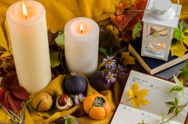 Mumlar ve sıcak renkler ile sonbahar natürmort.