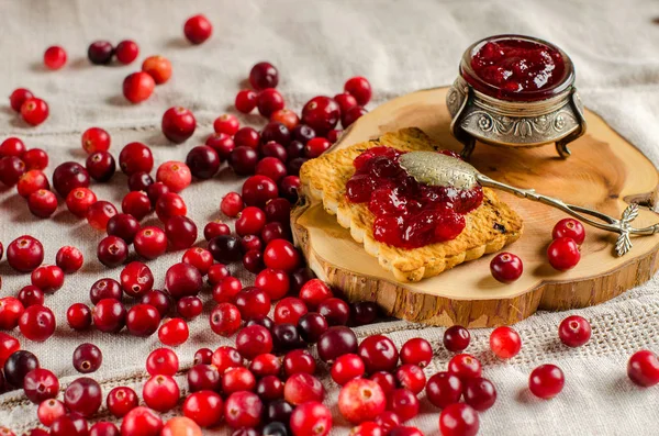 Frukost med tranbär, sylt och kex. — Stockfoto