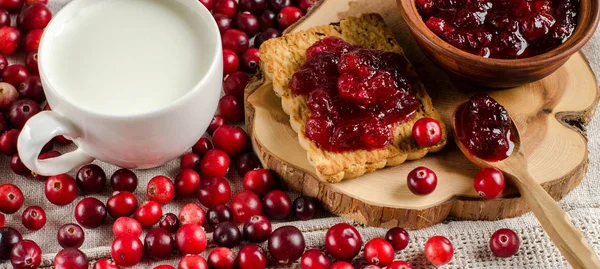 Cranberries ile kahvaltı. Reçel, kurabiye ve süt.