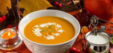 Balkabağı çorbası. Vintage tarzı.