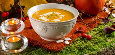 Balkabağı çorbası. Sonbahar natürmort.