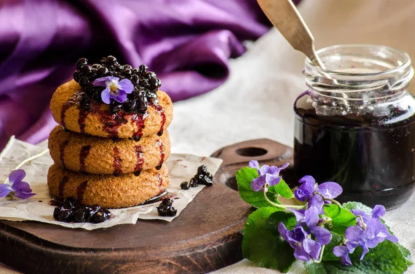 Kekse mit Holundermarmelade auf violettem Hintergrund — Stockfoto