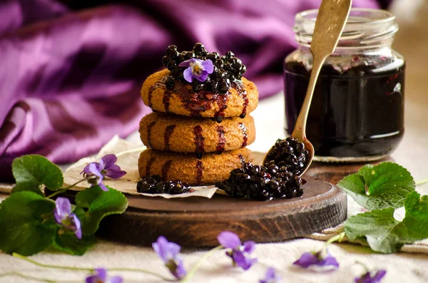 Mor bir arka plan üzerinde mürver ile çerezleri jam