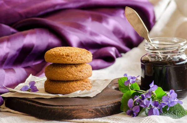 Mor bir arka plan üzerinde mürver ile çerezleri jam