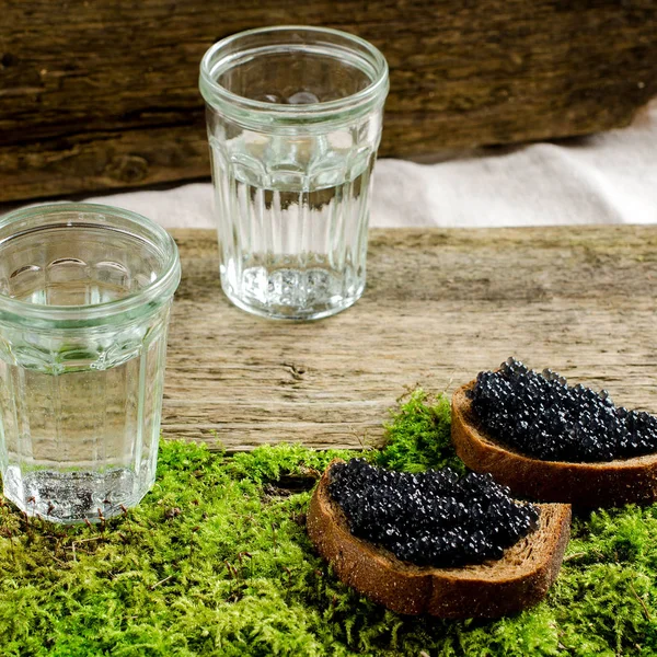 Vodka e caviar preto. Comida russa . — Fotografia de Stock