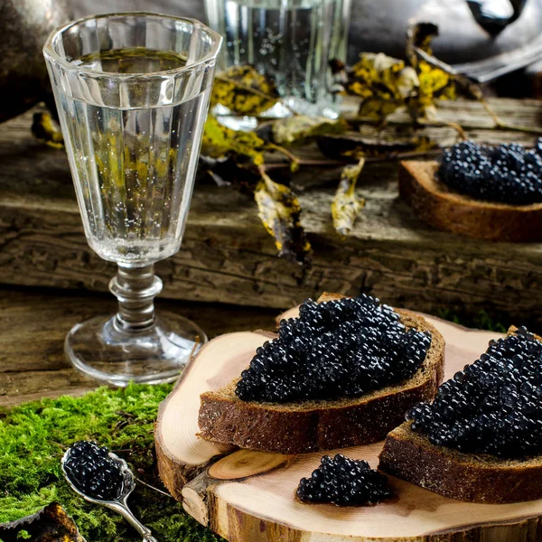 Siyah havyar ve votka. Vintage tarzı.