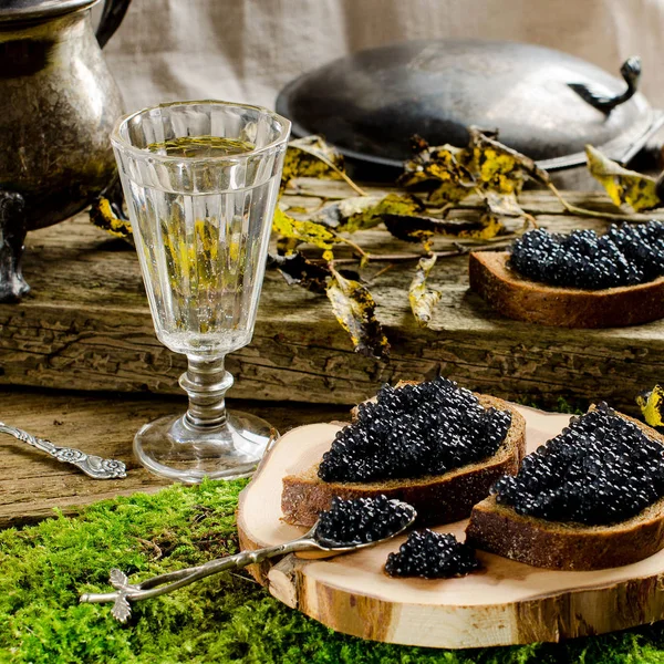 Siyah havyar ve votka. Vintage tarzı.