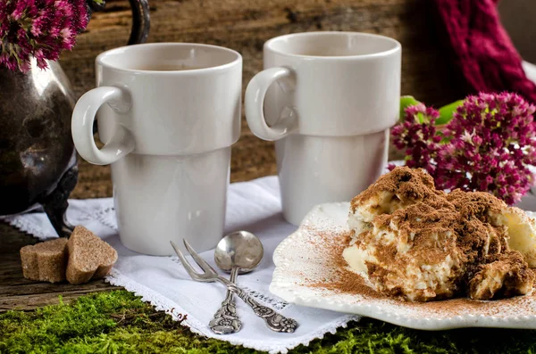 Dos tazas de café y postre tiramisú — Foto de Stock