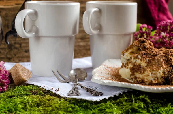 Dos tazas de café y postre tiramisú — Foto de Stock