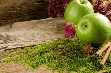 Yeşil elma tarçın ve yıldız anason ile.