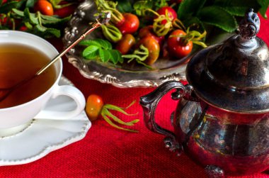 Kuşburnu çayı. Şifalı bitkiler.