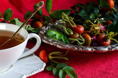 Kuşburnu çayı. Şifalı bitkiler.