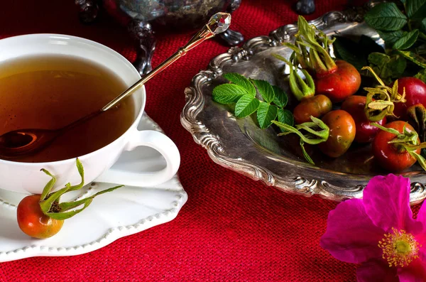 Kuşburnu çayı. Şifalı bitkiler.