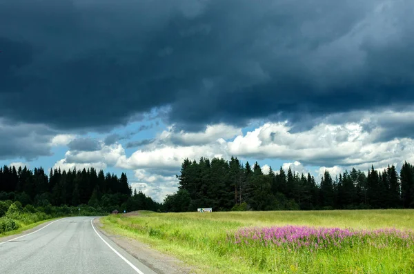 Mooie stormachtige hemel in de zomer — Stockfoto