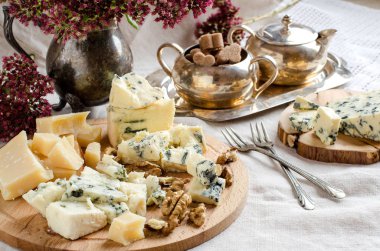 Masanın üzerinde çeşitli peynirler.