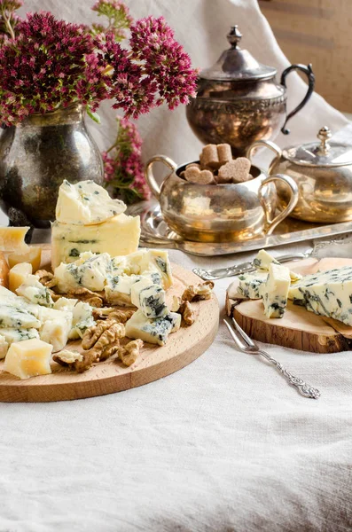 아름 다운 테이블 설정입니다. 치즈의 종류. — 스톡 사진