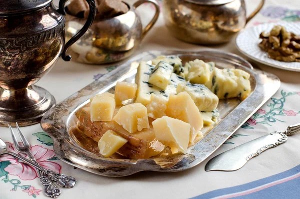 Gümüş bir tepside çeşitli peynirler