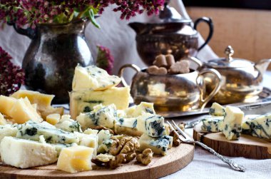 Güzel bir sofra. Peynir çeşitleri.