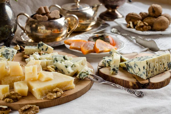 테이블에 다른 치즈와 치즈 — 스톡 사진