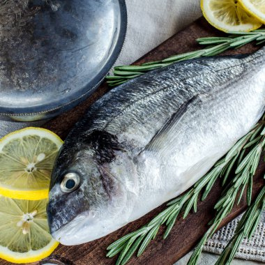 Limon, kekik ve biberiye ile balık