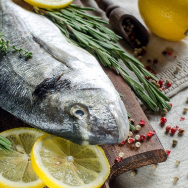 Limon, kekik ve biberiye ile balık