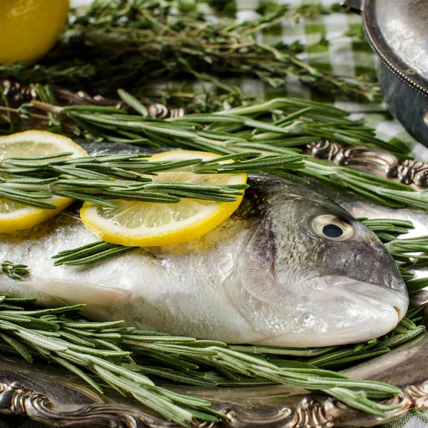 Koken voor fish met citroen en kruiden. — Stockfoto