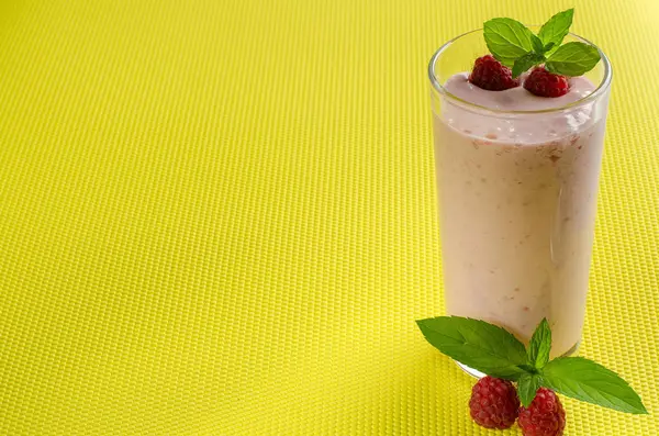 Gesunde Ernährung. Joghurt mit Himbeeren. Naturprodukte. — Stockfoto