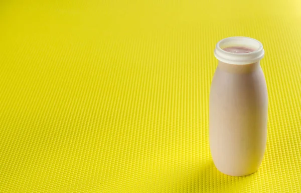 Un aperitivo ligero. Una botella de yogur . — Foto de Stock