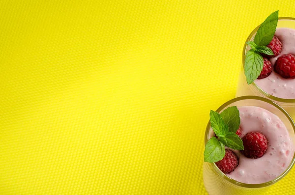 Gesundes Frühstück. Himbeer-Smoothies. der Blick von oben. — Stockfoto