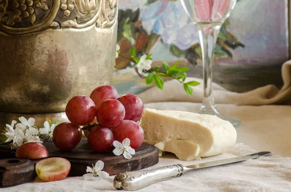 포도 빈티지 인테리어에 염소 치즈. — 스톡 사진