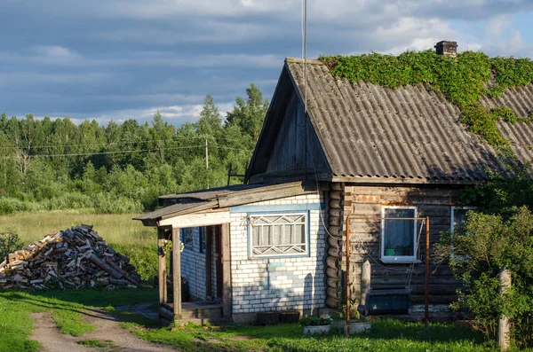 Подорож по Росії. Road house. Фотографії з автомобіля вітер — стокове фото