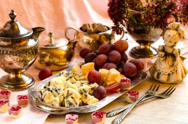 Peynir ve gümüş bir tepside üzüm.