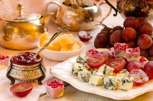 치즈, 과일, 디저트 아름 다운 설정. — 스톡 사진