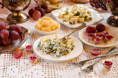 Güzel bir sofra ile peynir ve tatlılar.