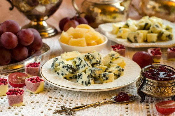 치즈, 과일, 디저트 접시에 — 스톡 사진