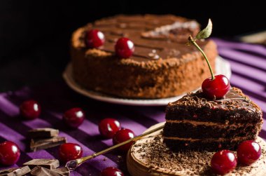 Tatlılar ve tatlılar. Kiraz ile çikolatalı kek.