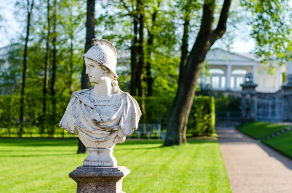 Sculptuur gemaakt van lichte marmer. Attracties. Sint-Petersburg. — Stockfoto