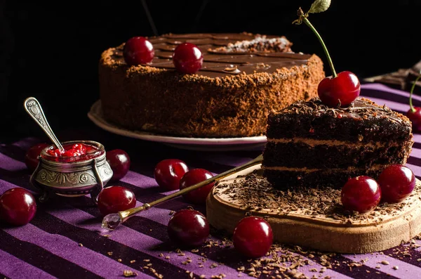 Sladkosti a dezerty. Čokoládový dort s višněmi. — Stock fotografie