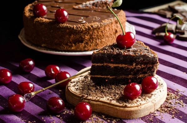 Süßigkeiten und Desserts. Schokoladenkuchen mit Kirschen. — Stockfoto