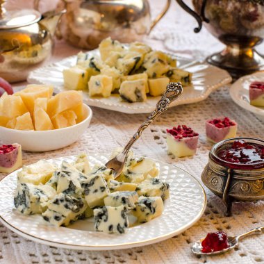 Güzel peynir ile kahvaltı sunulan