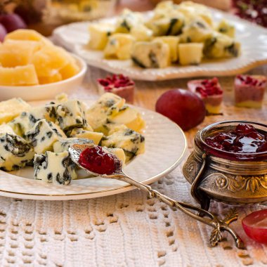 Güzel peynir ile kahvaltı sunulan