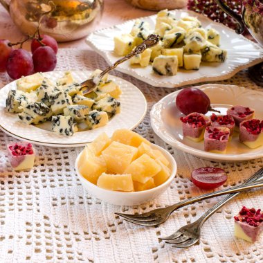Tatlılar ve peynir ile güzel sofra.