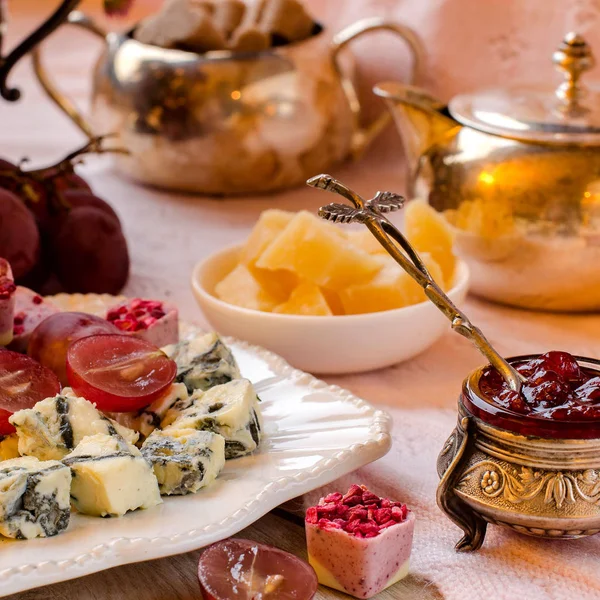 Güzel peynir ile kahvaltı sunulan