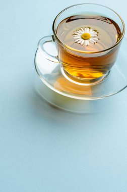 Sakin ol. Bir bardak papatya çayı.