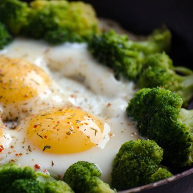 Brokoli ve baharat bir tavada ile pişmiş yumurta