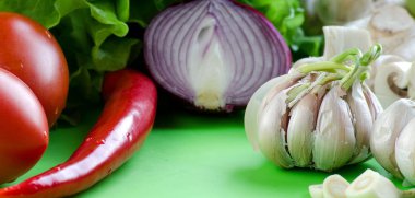 Sebze, mantar ve salata yaprakları mutfak tahtaya